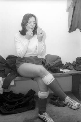 17.04.1970: Vorbereitung aufs Spiel? Eine Fußballerin schminkt sich in der Umkleide