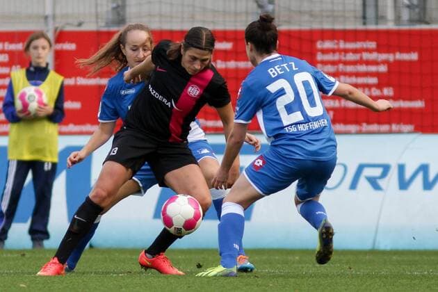 v.li.: Tamar Dongus (TSG Hoffenheim), Charline Hartmann (SGS Essen), Theresa Betz (TSG Hoffenheim), Fussball, Allianz Frauen-Bundesliga, SGS Essen - TSG 1899 Hoffenheim, xozx