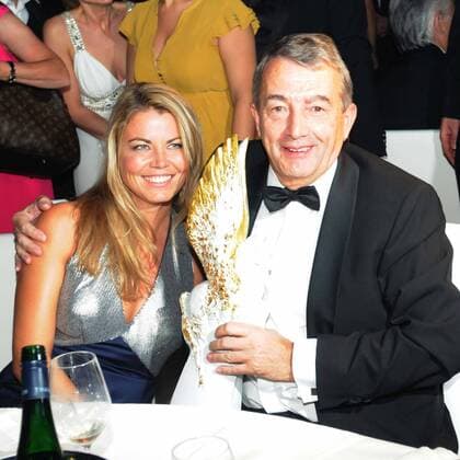 08.11.2014 Frankfurt, Alte Oper Frankfurt, Sportpresseball 2014 DFB-Präsident Wolfgang Niersbach mit dem Pegasos-Preis für die Sportler mit Herz - die deutsche Nationalmannschaft, links daneben seine Freundin Marion Popp