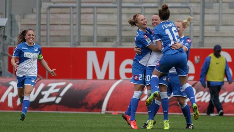Torjubel TSG 1899 Hoffenheim, Jubel, Torjubel, Torerfolg, celebrate the goal, goal, celebration, Jubel über das Tor, optimistisch, Action, Aktion, Fussball, Allianz Frauen-Bundesliga, SGS Essen - TSG 1899 Hoffenheim, xozx