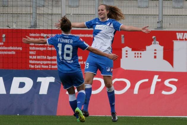 v.li.: Anne Fühner (Anne Fuehner, TSG Hoffenheim), Fabienne Dongus (TSG Hoffenheim) Torschützin zum 0:2, Jubel, Torjubel, Torerfolg, celebrate the goal, goal, celebration, Jubel über das Tor, optimistisch, Action, Aktion, Fussball, Allianz Frauen-Bundesliga, SGS Essen - TSG 1899 Hoffenheim, xozx