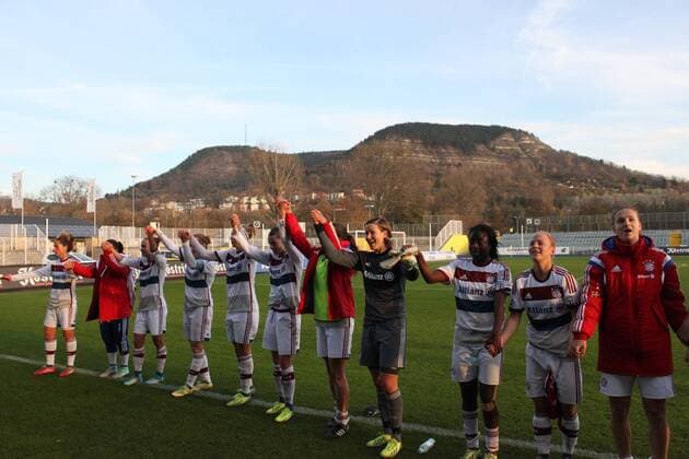 09.11.2014, xkvx, Fussball 1.Bundesliga Damen, FF USV Jena - FC Bayern München, v.l. Mannschaft des FC Bayern München jubeln jubelt nach Spielende.