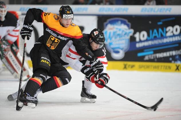 (l.) Daniel Pietta (Deutschland) im Zweikampf, Aktion, mit (r.) Stephen Dixon (Kanada) Deutschland vs Kanada, Eishockey, Deutschland-Cup 2014, 09.11.2014 EP_slr