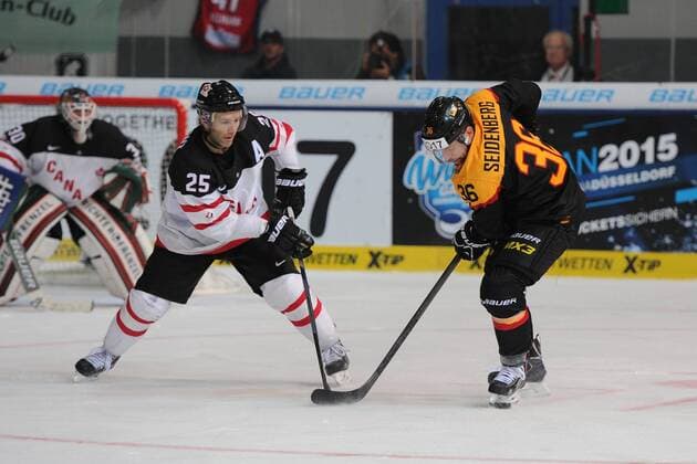 Eishockey, Deutschland Cup, Kanada - Deutschland. Im Bild Micki DUPONT (25) (Kanada), Yannic SEIDENBERG (36) (Deutschland). xmfx