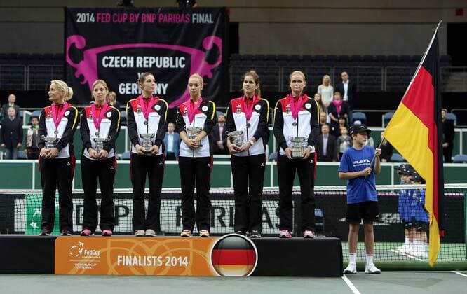 Prag Tennis Fed Cup Finale Tschechien vs. Deutschland, das deutsche Team bei der Siegerehrung, v.l. Teamcoach Barbara Rittner, Angelique Kerber, Andrea Petkovic, Sabine Lisicki, Julia Görges, Anna-Lene Grönefeld