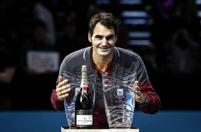 Roger Federer of Switzerland poses with the Fans Favourite Award and the StefanEdberg Sportmanship Award on day one of the ATP Tennis Herren World Tour Finals in London, Britain, on Nov. 9, 2014. ) (SP)BRITAIN-LONDON-TENNIS-ATP WORLD TOUR FINALS-FEDERER-AWARDS TangxShi 