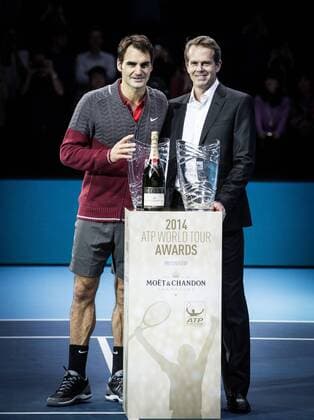 Roger Federer (L) of Switzerland and Stefan Edberg of Sweden pose with the Fans Favourite Award and the Stefan Edberg Sportmanship Award on day one of the ATP Tennis Herren World Tour Finals in London, Britain, on Nov. 9, 2014. ) (SP)BRITAIN-LONDON-TENNIS-ATP WORLD TOUR FINALS-FEDERER-AWARDS TangxShi 