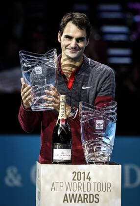 Roger Federer of Switzerland recieves the Fans Favourite Award and the StefanEdberg Sportmanship Award on day one of the ATP Tennis Herren World Tour Finals in London, Britain, on Nov. 9, 2014. ) (SP)BRITAIN-LONDON-TENNIS-ATP WORLD TOUR FINALS-FEDERER-AWARDS TangxShi 