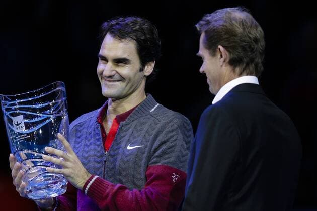 09.11.2014. London, England. ATP Tennis Herren World Tour Finals. Roger Federer (SUI) versus Milos Raonic (CAN). Roger Federer presented with the Stefan Edberg Sportsmanship Award - by Stefan Edberg (right) xCraigxMercerx  ActionPlus11575467