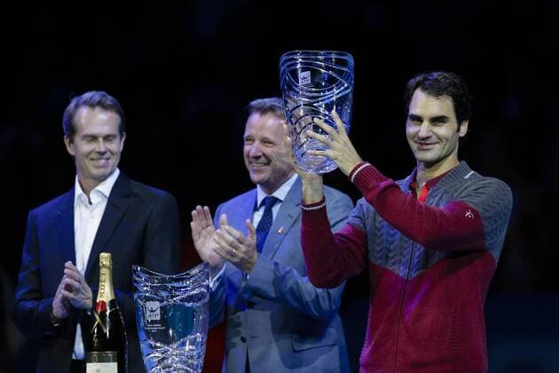 09.11.2014. London, England. ATP Tennis Herren World Tour Finals. Roger Federer (SUI) versus Milos Raonic (CAN). Roger Federer presented with the ATP Tennis Herren World Tour Fans Favourite trophy xCraigxMercerx  ActionPlus11575468