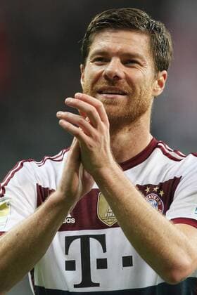 Xabi ALONSO (M) bedankt sich nach Spielende bei den Fans und spendet Beifall Fussball 1. Bundesliga, 11. Spieltag, Eintracht Frankfurt (F) - FC Bayern München (M) 0:4 am 08.11.2014 in Frankfurt Deutschland.