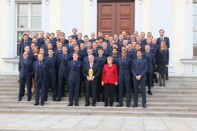Die Fussball-Weltmeister gemeinsam mit Bundespräsident Joachim Gauck (mit Pokal) , Bundeskanzlerin Angela Merkel und Bundesinnenminister Thomas de Maiziere, Überreichung Silbernes Lorbeerblatt, Fussball, 10.11.2014 - auf dem Bild sind DFB-Präsident Wolfgang Niersbach, Joseph S. Blatter (Sepp), Bundestrainer Joachim Löw, Teammanager Oliver Bierhoff, Hans Dieter Flick, Andreas Köpke und die Spieler Mario Götze, Miroslav Klose, Thomas Müller, Lukas Podolski, Andre Schürrle, J Sami Khedira, Christoph Kramer, Toni Kroos, Philipp Lahm, Mesut Özil, Bastian Schweinsteiger, Jerome Boateng, Erik Durm, Matthias Ginter, Kevin Großkreutz, Benedikt Höwedes, Mats Hummels, Per Mertesacker, Shkodran Mustafi, Manuel Neuer, Roman Weidenfeller, Ron Robert Zieler; außerdem Fitness-Trainer Shad Forsythe, Darcy Norman, Yann Benjamin-Kugel und Mitarbeiter des Bundespräsidialamtes