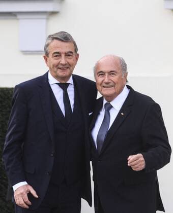 Wolfgang Niersbach, DFB Präsident und Sepp Blatter. DFB Team erhält das Silberne Lorbeerblatt, überreicht von Bundespräsident Joachim Gauck, im Schloss Bellevue am 10.11.2014 in Berlin. Deutsche Nationalmannschaft erhält Silberne Lorbeerblatt in Berlin