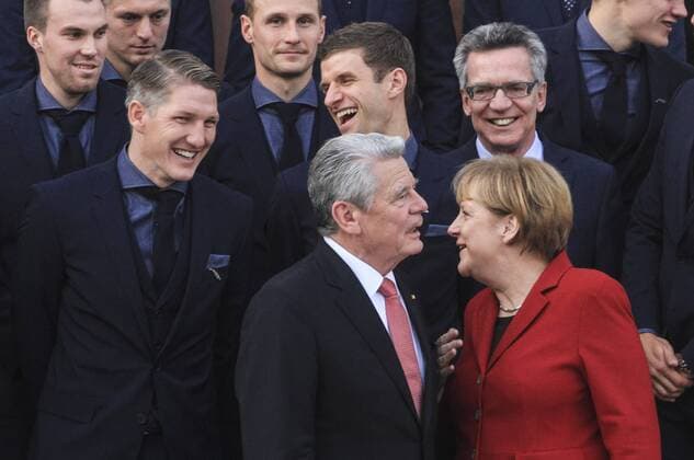 DFB Team u.a. Bastian Schweinsteiger, Thomas Müller mit Bundeskanzlerin Angela Merkel und BM Thomas de Maiziere erhält das Silberne Lorbeerblatt, überreicht von Bundespräsident Joachim Gauck, im Schloss Bellevue am 10.11.2014 in Berlin. Deutsche Nationalmannschaft erhält Silberne Lorbeerblatt in Berlin