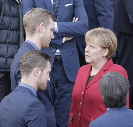 Berlin, Schloss Bellevue, Verleihung des Silbernen Lorbeerblattes an die Spieler der deutschen Fussball Nationalmannschaft - Per Mertesacker, Shkodran Mustafi, Angela Merkel