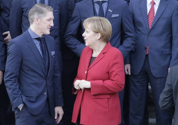 Berlin, Schloss Bellevue, Verleihung des Silbernen Lorbeerblattes an die Spieler der deutschen Fussball Nationalmannschaft - Bastian Schweinsteiger, Angela Merkel