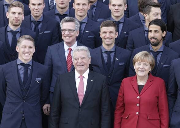 Berlin, Schloss Bellevue, Verleihung des Silbernen Lorbeerblattes an die Spieler der deutschen Fussball Nationalmannschaft - Bastian Schweinsteiger, Bundespräsident Joachim Gauck, Angela Merkel; dahinter, Ron Robert Zieler, Kevin Großkreutz, Thomas de Maiziere, Benedikt Höwedes, Matthias Ginter, Thomas Müller, Sami Khedira, Mesut Özil,