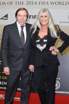 Günter Netzer und seine Ehefrau Elvira bei der Die Mannschaft Kino Premiere am 10.11.2014 in Berlin Die Mannschaft Kino Premiere in Berlin, 2014 