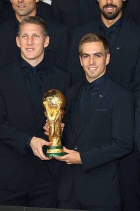 Bastian Schweinsteiger und Philipp Lahm mit dem WM Pokal bei der Die Mannschaft Kino Premiere am 10.11.2014 in Berlin Die Mannschaft Kino Premiere in Berlin, 2014 