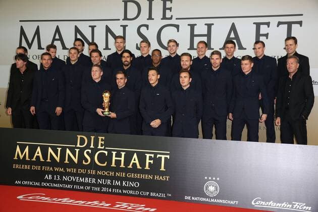 Die Deutsche Fussballnationalmannschaft um Philipp Lahm und Bastian Schweinsteiger mit dem WM Pokal bei der Die Mannschaft Kino Premiere am 10.11.2014 in Berlin Die Mannschaft Kino Premiere in Berlin, 2014 - Bundestrainer Joachim Löw, Teammanager Oliver Bierhoff, Hans Dieter Flick, Andreas Köpke und die Spieler Mario Götze, Miroslav Klose, Thomas Müller, Lukas Podolski, Andre Schürrle, Sami Khedira, Christoph Kramer, Toni Kroos, Philipp Lahm, Mesut Özil, Bastian Schweinsteiger, Jerome Boateng, Erik Durm, Matthias Ginter, Kevin Großkreutz, Benedikt Höwedes, Mats Hummels, Per Mertesacker, Shkodran Mustafi, Manuel Neuer, Roman Weidenfeller, Ron Robert Zieler 