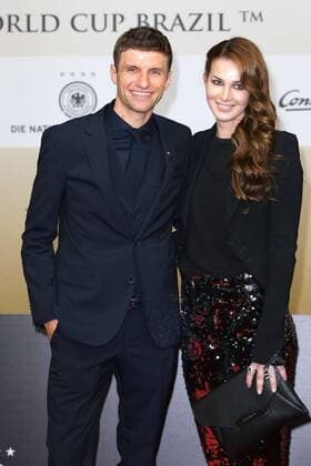Thomas Müller und seine Ehefrau Lisa bei der Die Mannschaft Kino Premiere am 10.11.2014 in Berlin Die Mannschaft Kino Premiere in Berlin, 2014 