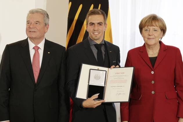 Berlin, Schloss Bellevue, Verleihung des Silbernen Lorbeerblattes an die Spieler der deutschen Fussball Nationalmannschaft - Bundespräsident Joachim Gauck, Philipp Lahm, Bundeskanzlerin Angela Merkel, Thomas de Maiziere, Bundesminister des Innern