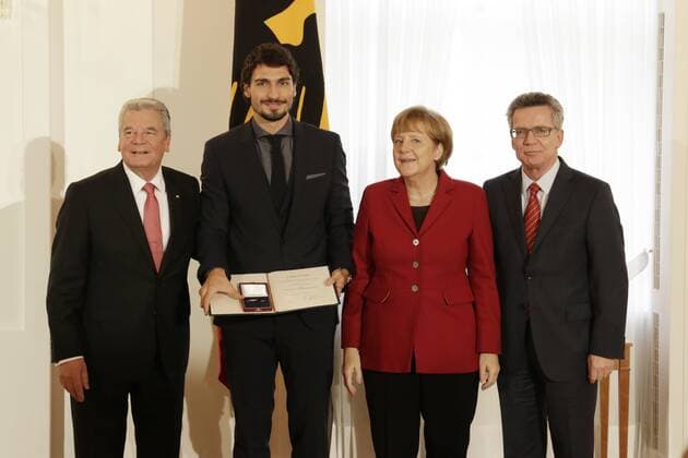 Berlin, Schloss Bellevue, Verleihung des Silbernen Lorbeerblattes an die Spieler der deutschen Fussball Nationalmannschaft - Bundespräsident Joachim Gauck, Bundeskanzlerin Angela Merkel, Thomas de Maiziere, Bundesminister des Innern, Mats Hummels