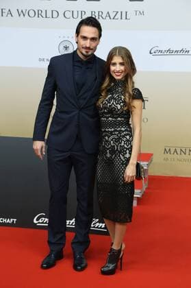 GER, Berlin, Deutsche Nationalmannschaft, Film Premiere die Mannschaft, Sony Center Berlin 10.11.2014, Potsdamer-Platz, Berlin, GER, Berlin, Deutsche Nationalmannschaft, Film Premiere die Mannschaft, Sony Center Berlin, im Bild Mats Hummels mit Cathy Fischer nphxEngler