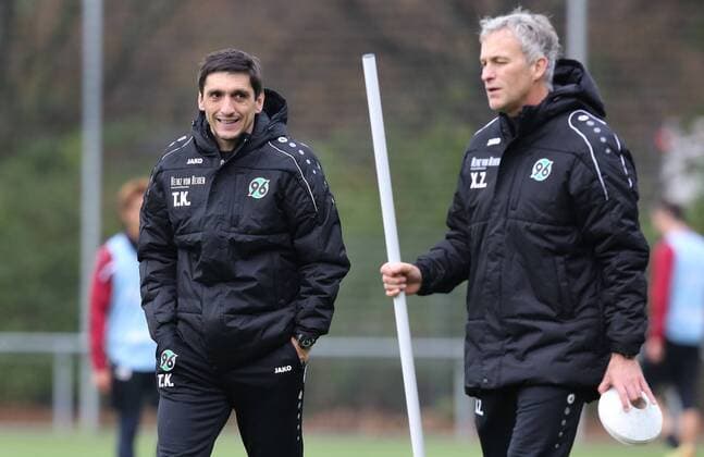 10.11.2014, Hannover Fussball, Fußball, Bundesliga Saison 2014 - 2015, Hannover 96, Training, Trainer Tayfun Korkut (L) und Co-Trainer Xaver Zembrod (R)
