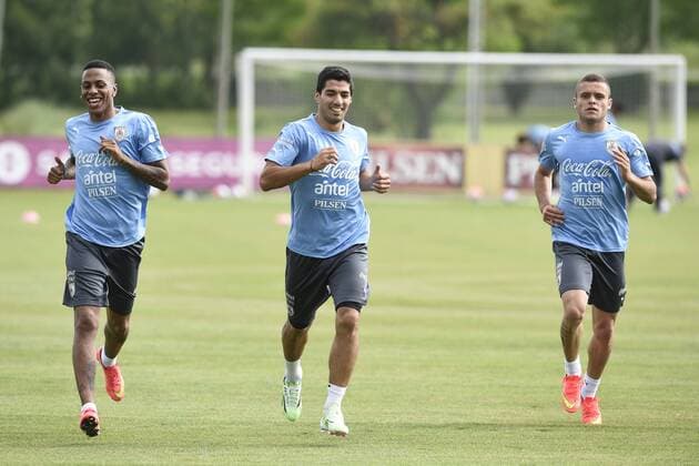 Abel Hernandez (L), Luis Suarez(C) and Jonathan Rodriguez of Uruguay s national soccer team, take part in a training session at the Uruguay Celeste complex in Montevideo, capital of Uruguay, on Nov. 10, 2014. Uruguay s national soccer team will meet Costa Rica in a friendly match on Nov. 12. Nicolas Celaya) (da) (SP)URUGUAY-MONTEVIDEO-SOCCER-NATIONAL TEAM e NICOLASxCELAYA 