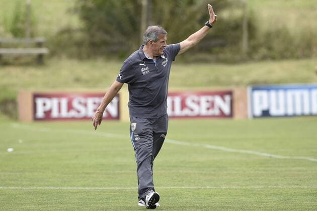 Oscar Washington Tabarez, head coach of Uruguay s national soccer team, takes part in a training session at the Uruguay Celeste complex in Montevideo, capital of Uruguay, on Nov. 10, 2014. Uruguay s national soccer team will meet Costa Rica in a friendly match on Nov. 12. Nicolas Celaya) (da) (SP)URUGUAY-MONTEVIDEO-SOCCER-NATIONAL TEAM e NICOLASxCELAYA 