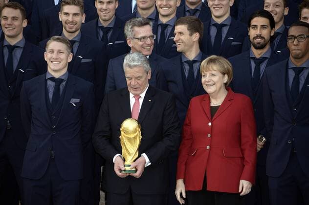 Die deutsche Fußball-Nationalmannschaft mit Thomas de Maiziere, Bundespräsident Joachim Gauck und Bundeskanzlerin Angela Merkel beim Fototermin vor dem Schloss Bellevue. Bundespräsident Joachim Gauck zeichnet am 10. November 2014 die 23 Spieler der deutschen Fußball-Nationalmannschaft im Schloss Bellevue mit dem Silbernen Lorbeerblatt aus. Sie erhalten die höchste staatliche Auszeichnung im Bereich des Sports für den Gewinn der FIFA-Weltmeisterschaft 2014 in Brasilien. Berlin, 10.11.2014 Foto:xFredericx xFuturexImage