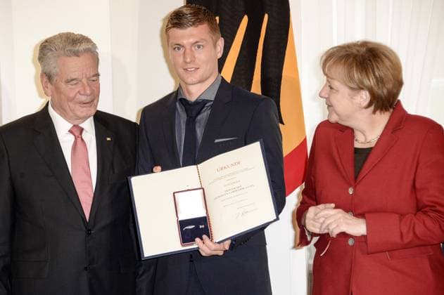 Bundespräsident Joachim Gauck, Toni Kroos und Bundeskanzlerin Angela Merkel bei der Verleihung des Silbernen Lorbeerblattes an die deutsche Fußball-Nationalmannschaft im Schloss Bellevue. Berlin, 10.11.2014 Foto:xFredericx xFuturexImage