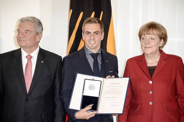 Bundespräsident Joachim Gauck, Philipp Lahm und Bundeskanzlerin Angela Merkel bei der Verleihung des Silbernen Lorbeerblattes an die deutsche Fußball-Nationalmannschaft im Schloss Bellevue. Berlin, 10.11.2014 Foto:xFredericx xFuturexImage