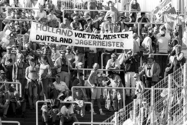 Niederländische Fans beweisen mit ihrem Plakat die Rivalität zu Deutschland - Holland Voetbalmeister, Duitsland Jagermeister