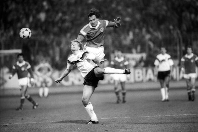 Jürgen Klinsmann (BR Deutschland, li.) gegen Beat Sutter (Schweiz)