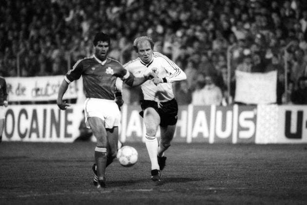 Andre Egli (Schweiz, li.) gegen Dieter Hoeneß (BR Deutschland)