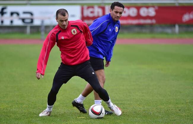 11.11.2014 - Fussball Soccer - Training Nationalteam Nationalmannschaft Gibraltar - - Training Trainingsimpression - David Wilson (Assistant-Coach , hinten )