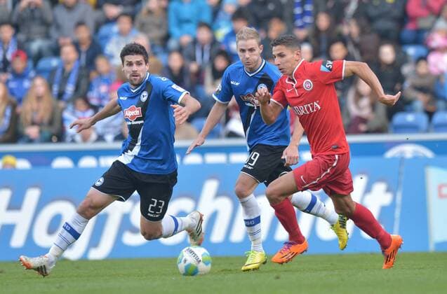 08.11.2014,Fussball, 3. LIGA, Saison 2014 2015, 17. Spieltag, SCHÜCO-ARENA, BIELEFELD DSC ARMINIA BIELEFELD - SV WEHEN WIESBADEN 1 - 1 Florian Dick (Arminia Bielefeld, links) und Felix Burmeister (Arminia Bielefeld, Mitte) gegen Soufian Benyamina (SV Wehen Wiesbaden), Aktion, Duell, Zweikampf