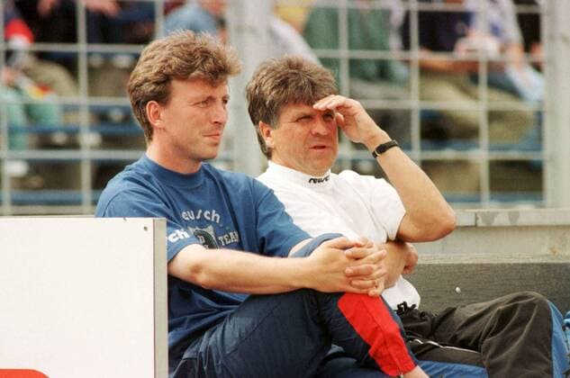 Leipzig,02.08.96, Bruno-Plache Stadion, Fußball, 2. Bundesliga , VFB Leipzig vs. KFC Uerdingen 3:1 (2:0) , Im Bild: Co.-Trainer Armin Reutershahn (li.) und Trainer Hans-Ulrich Uli Thomale (beide Uerdingen). ,