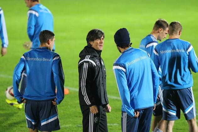 Bundestrainer Joachim Löw spricht mit Sami Khedira (Real Madrid), Training Herren-Nationalmannschaft in Berlin, Fussball, 11.11.2014 , EP_MHT