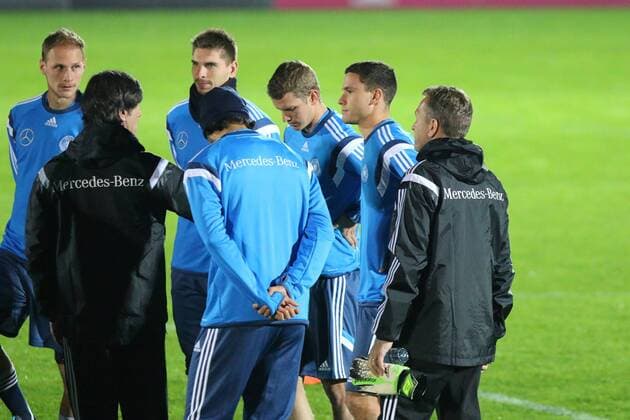 Bundestrainer Joachim Löw begrüsst Neuling Jonas Hector im Kreis der Nationalmannschaft, Training Herren-Nationalmannschaft in Berlin, Fussball, 11.11.2014 , EP_MHT