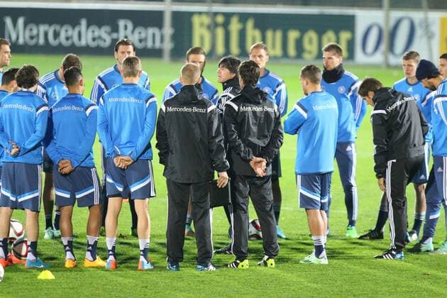 Bundestrainer Joachim Löw hält eine Ansprache vor dem ersten Training, Training Herren-Nationalmannschaft in Berlin, Fussball, 11.11.2014 , EP_MHT