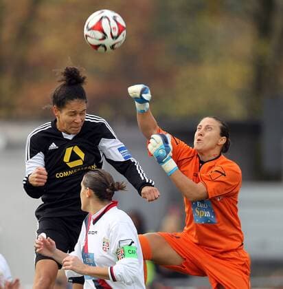 Fussball, UEFA Women s Champions League, 1. FFC Frankfurt - ASD Torres Calcio, v.li.: Celia Sasic (1. FFC Frankfurt) gegen Torfrau Mimma Fazio (ASD Torres Calcio) im Zweikampf, Duell, duel, tackle, Aktion, Action Kopfball, header xmrx