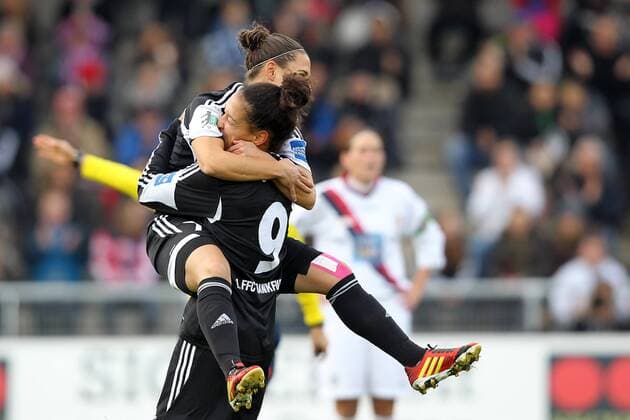 Fussball, UEFA Women s Champions League, 1. FFC Frankfurt - ASD Torres Calcio, v.li.: Veronica Vero Boquete (1. FFC Frankfurt) und Celia Sasic (1. FFC Frankfurt) mit Torjubel, celebrate the goal, goal celebration, Jubel über das Tor 1:0 xmrx