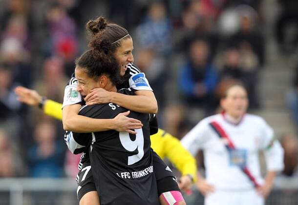 Fussball, UEFA Women s Champions League, 1. FFC Frankfurt - ASD Torres Calcio, v.li.: Veronica Vero Boquete (1. FFC Frankfurt) und Celia Sasic (1. FFC Frankfurt) mit Torjubel, celebrate the goal, goal celebration, Jubel über das Tor 1:0 xmrx