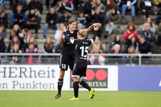 Fussball, UEFA Women s Champions League, 1. FFC Frankfurt - ASD Torres Calcio, v.li.: Kerstin Garefrekes (1. FFC Frankfurt) und Svenja Huth (1. FFC Frankfurt) mit Torjubel, celebrate the goal, goal celebration, Jubel über das Tor 2:0 xmrx