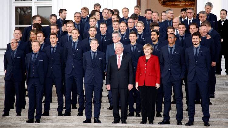 10.11.2014, Berlin, Verleihung des Silbernen Lorbeerblattes an die Spieler der Fußball-Nationalmannschaft durch den Bundespräsidenten Joachim Gauck und Bundeskanzlerin Angela Merkel im Schloss Bellevue. Bild:Gruppenbild der Nationalmannschaft Verleihung des Silbernen Lorbeerblattes an die Spieler der Fußball-Nationalmannschaft
