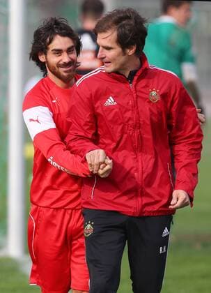 SOCCER - UEFA EURO 2016 quali, preview VIENNA,AUSTRIA,12.NOV.14 - SOCCER - ÖFB, training team AUT. Image shows Veli Kavlak (AUT) and goalkeeper coach Raimund Hedl . 