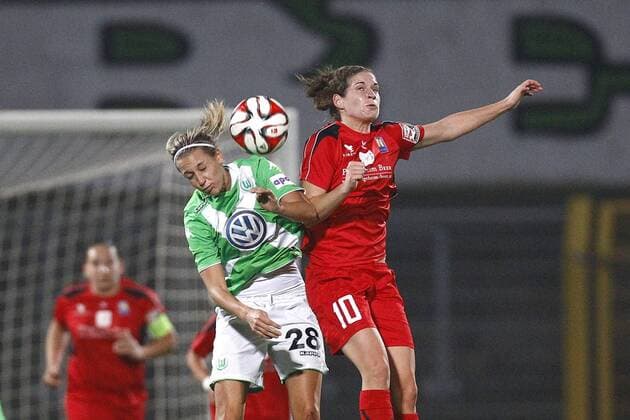 12.11.2014, Volkswagen Arena, Wolfsburg, Frauenfussball, Champions-League, Achtelfinale, Rückspiel, VfL Wolfsburg (GER) vs SV Neulengbach (A), im Bild Lena Goessling (28, VfL Wolfsburg, li.) im Kopfballduell mit Nina Burger (10, SV Neulengbach) VfL Wolfsburg vs SV Neulengbach